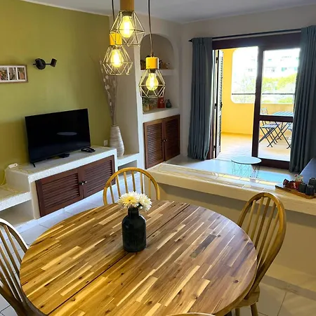 Authentic Apartment, 2 Lovely Private Balconies Apartament