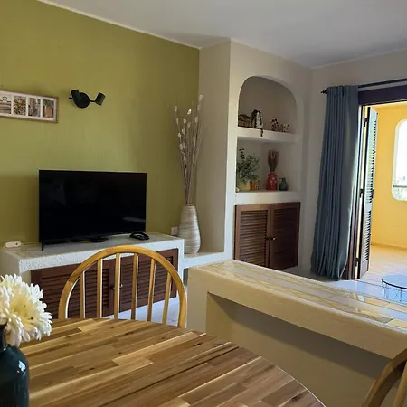 Authentic Apartment, 2 Lovely Private Balconies *