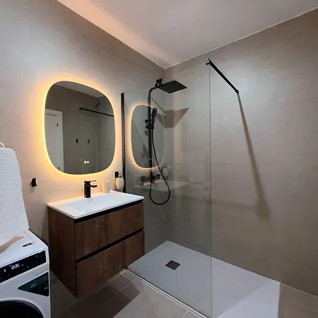 Authentic Apartment, 2 Lovely Private Balconies Appartamento *